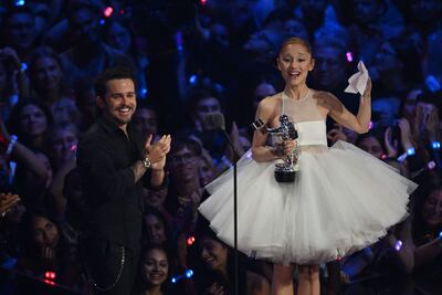 La cantautora estadounidense Ariana Grande (der.) y el director de videos musicales estadounidense Christian Breslauer reciben el premio al Video del Año por "Brighter Days Ahead" en el escenario durante los MTV Video Music Awards en el UBS Arena de Elmont, Nueva York, el 7 de septiembre de 2025.