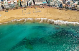 Playa de Las Canteras en la ciudad de Las Palmas, Gran Canaria, España.