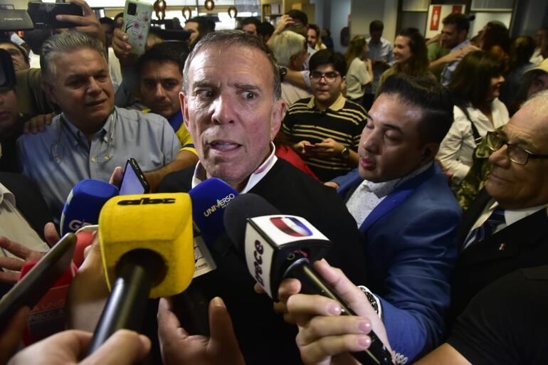 Juan Ángel Napout, hablando con medios de prensa a su llegada a Asunción.