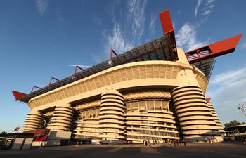 La fachada desde el exterior del Estadio Giuseppe Meazza, donde hacen de loca el Inter de Milán y el AC Milan.