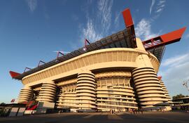 La fachada desde el exterior del Estadio Giuseppe Meazza, donde hacen de loca el Inter de Milán y el AC Milan.