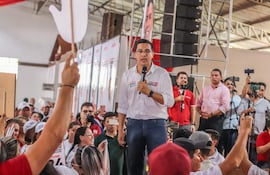 El candidato a gobernador de Alto Paraná César "Landy" Torres reiteró la promesa de repartija de sueldos públicos.