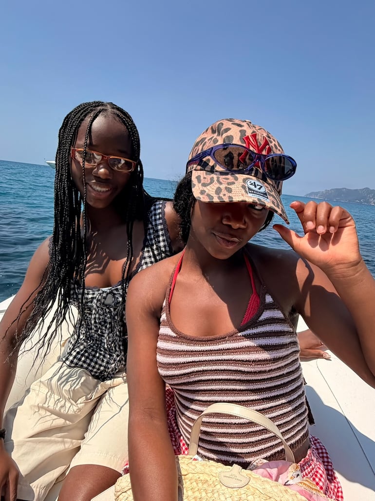 Así de grandes están hoy las gemelas Stella y Estere, hijas de Madonna. (Instagram/Madonna)