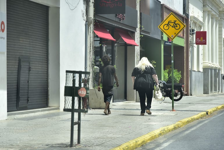 Un adolescente indígena "pechea" a una señora a la salida de un restaurant ubicado sobre la calle Palma.