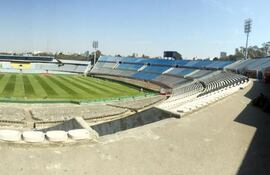 con-sol-radiante-nos-recibio-ayer-en-la-capital-uruguaya-el-mitico-estadio-centenario-sede-del-primer-mundial-en-1930--223952000000-1376974.jpg