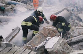Trabajadores remueven escombros tras un terremoto.