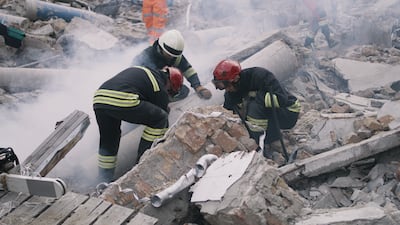 Trabajadores remueven escombros tras un terremoto.