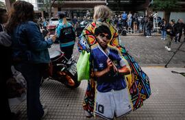 Simpatizantes de Diego Armando Maradona esperan frente a los tribunales de San Isidro en Buenos Aires, (Argentina). EFE/ Juan Ignacio Roncoroni