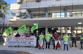 Integrantes del Sindicato Auténtico de Defensa del Instituto de Previsión Social se manifiestan frente a la Caja Central IPS.