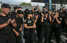 Agentes de la policía provincial de Santa Fe reaccionan tras el discurso del gobernador Maximiliano Pullaro durante dos días de protesta frente a su comando en Rosario, provincia de Santa Fe, Argentina, el 11 de febrero de 2026, exigiendo mejores salarios y condiciones laborales.