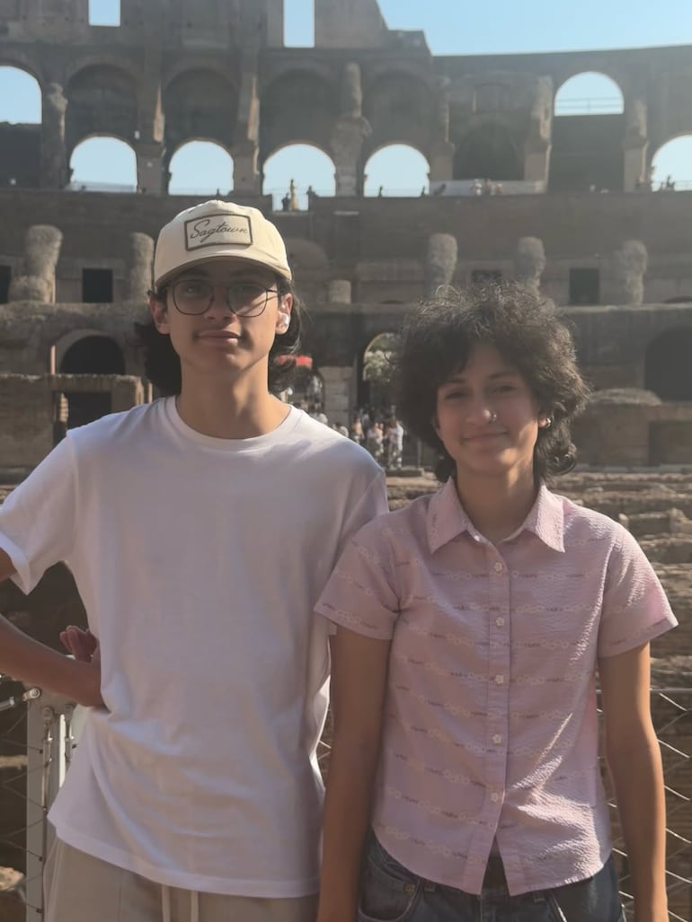 Los mellizos Emme y Max Muñiz frente al Coliseo Romano. (Instagram/Jennifer López)