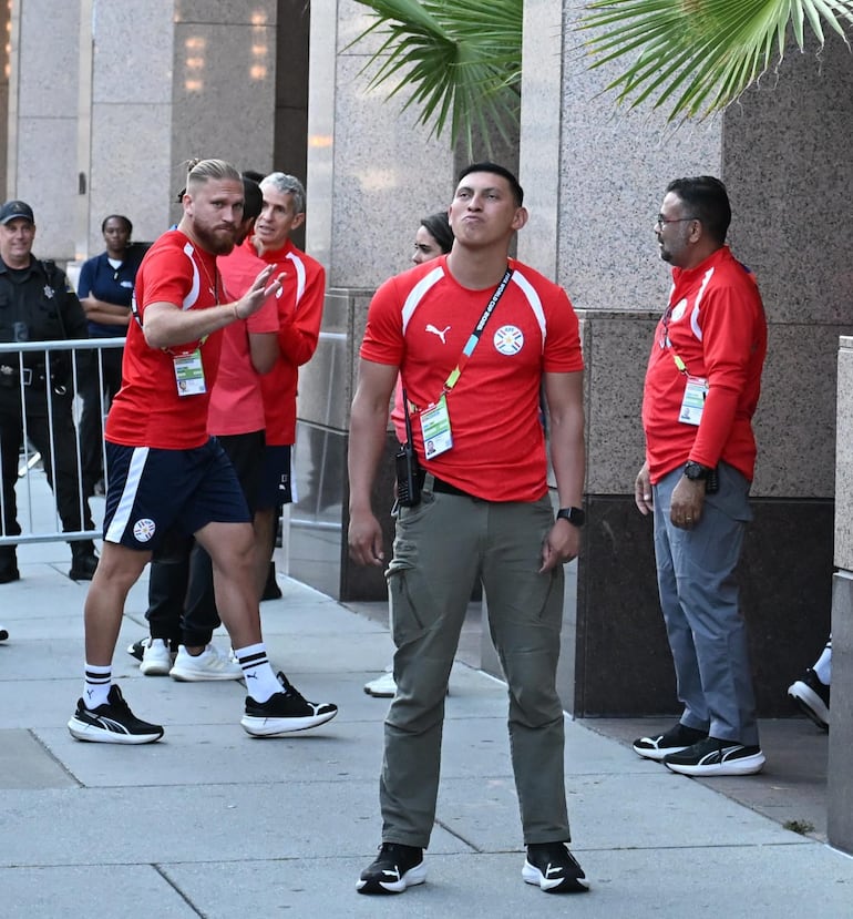 Isidro Pitta saluda a la afición albirroja que se hizo presente en el hotel posentrenamiento.
