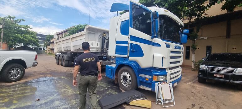 El camión Scania R420, en cuyo semirremolque volcador iba oculta la droga.