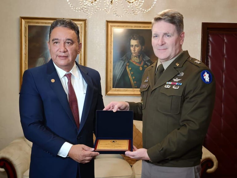  Fotografía cedida por el Ministerio de Defensa de Bolivia, que muestra a su titular Marcelo Salinas (i), posando junto al comandante general del Ejército Sur de EE.UU, el mayor general Philip J. Ryan (d), al finalizar una reunión este jueves, en el Ministerio de Defensa, en La Paz (Bolivia).