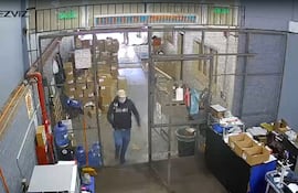 Momento en que uno de los asaltantes ingresa en el depósito para perpetrar el robo, tras mata al guardia.