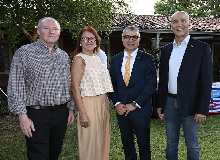Walter y Rosa Ismachowiez junto con Jeison Granados, embajador de Costa Rica y Alex Hammoud.