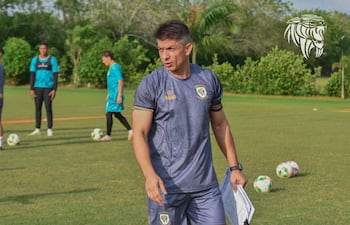 El entrenador paraguayo, Gustavo Atilano Florentín Morínigo (47 años), ya con manos a la obra en el Jaguares de Córdoba del fútbol colombiano. (Foto: @JaguaresdeCord)