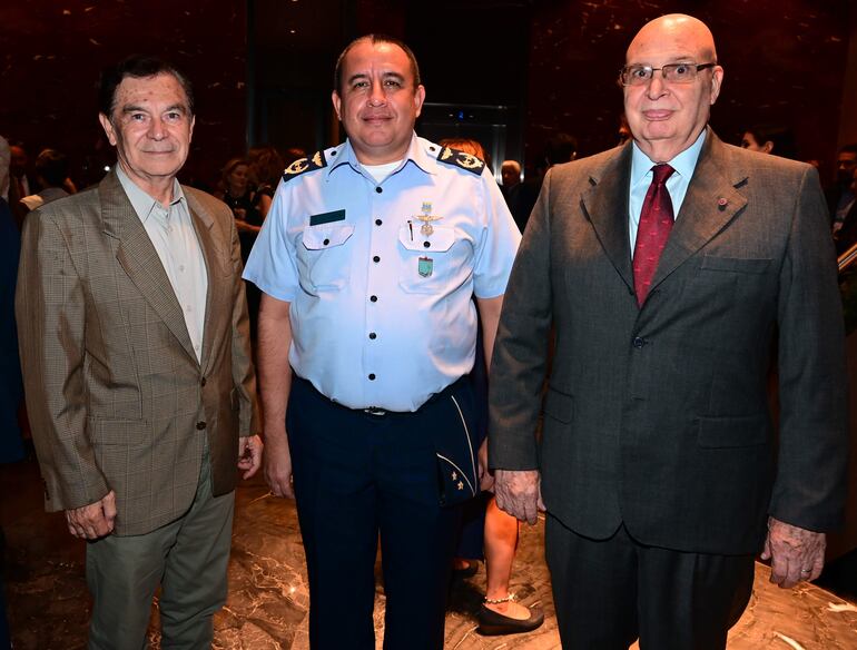 Gral. Arnulfo Soley, Gral. Edagar Leguizamón y el Dr. Claudio Di Martino.
