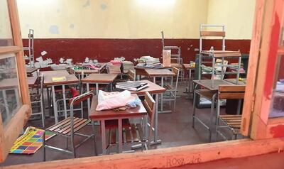Aula en mal estado en una escuela de Asunción.