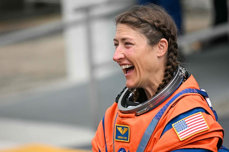 La astronauta de la NASA Christina Koch, especialista de misión de Artemis II, sonríe mientras sale antes de abordar un autobús que la llevará a la plataforma de lanzamiento para subir al cohete Space Launch System (SLS) de la misión lunar tripulada Artemis II en el Centro Espacial Kennedy, en Cabo Cañaveral, Florida, el 1 de abril de 2026.