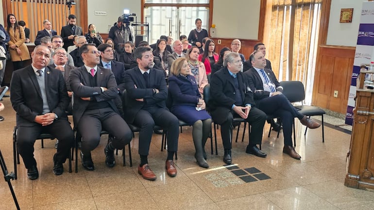 En la imagen, de derecha a izquierda: el senador Mario Varela, el ministro de la Corte Eugenio Jiménez Rolón, la presidenta del JEM Alicia Pucheta, el titular del Consejo de la Magistratura Gerardo Bobadilla, el miembro del directorio del Banco Central del Paraguay Marco Aurelio González y ministro de la Defensoría Pública Javier Esquivel.