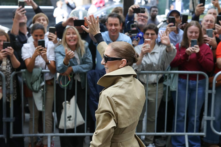 Céline Dion se mostró feliz al llegar a París y ser recibida con tanto cariño de parte de sus fieles seguidores. (Thomas SAMSON / AFP)