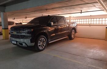 Esta es la camioneta Chevrolet Silverado con chapa AAFV 369 de Diego Dirisio, que ahora está a cargo de Fernando Rolón, asistente del senador cartista Basilio "Bachi" Núñez.