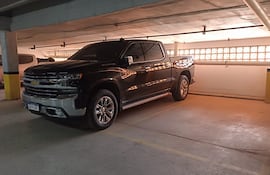 Esta es la camioneta Chevrolet Silverado con chapa AAFV 369 de Diego Dirisio, que ahora está a cargo de Fernando Rolón, asistente del senador cartista Basilio "Bachi" Núñez.