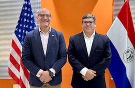 El encargado de negocios de Estados Unidos en Paraguay, Robert Alter (izq.) y el intendente de Ciudad del Este, Daniel Pereira Mujica, ayer en la capital del departamento de Alto Paraná.