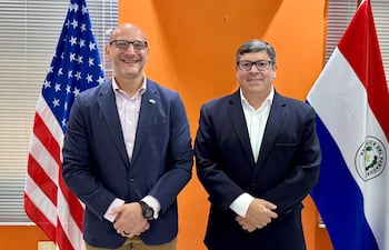 El encargado de negocios de Estados Unidos en Paraguay, Robert Alter (izq.) y el intendente de Ciudad del Este, Daniel Pereira Mujica, ayer en la capital del departamento de Alto Paraná.