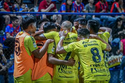 Los jugadores del Deportivo Recoleta celebra un gol en el partido frente a Cerro Porteño por los 16avos de final de la Copa Paraguay 2024 en el estadio Luis Alfonso Giagni, en Villa Elisa.