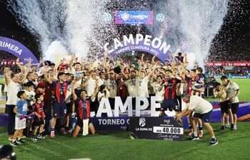 El capitán Víctor Gustavo Velázquez eleva el trofeo que rompe cuatro años de sequía azulgrana.