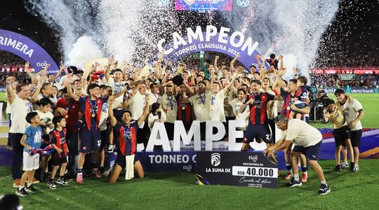 El capitán Víctor Gustavo Velázquez eleva el trofeo que rompe cuatro años de sequía azulgrana.