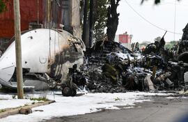 Fotografía de un avión accidentado este miércoles, en San Fernando, Buenos Aires (Argentina).