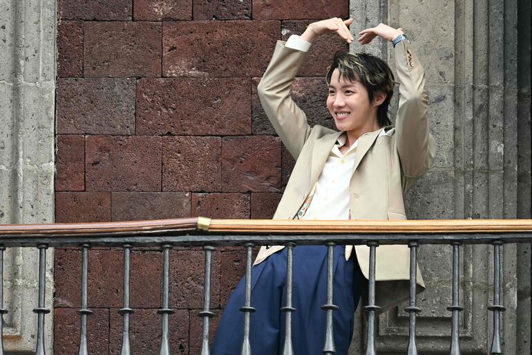 El rapero J-Hope, miembro de BTS, saluda al público.