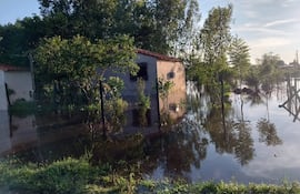 Varias familias quedaron afectadas debido sus viviendas quedaron inundas por las crecidas.