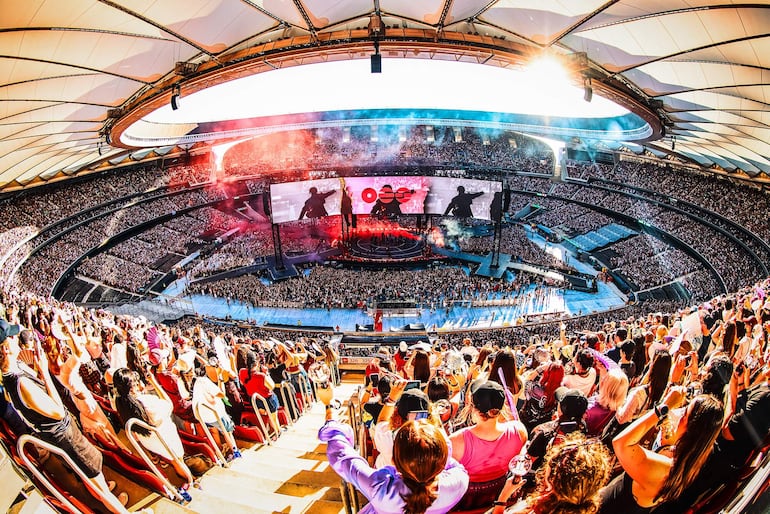 Imagen panorámica del estadio Metropolitano de Madrid con el escenario en 360° que alberga al grupo surcoreano BTS.