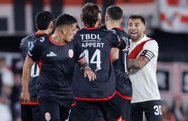 Nicolás Otamendi (d) de River reacciona con jugadores de Barracas este sábado, en un partido de la Liga Argentina entre River Plate y Barracas Central en el estadio Monumental, en Buenos Aires (Argentina).