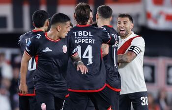 Nicolás Otamendi (d) de River reacciona con jugadores de Barracas este sábado, en un partido de la Liga Argentina entre River Plate y Barracas Central en el estadio Monumental, en Buenos Aires (Argentina).
