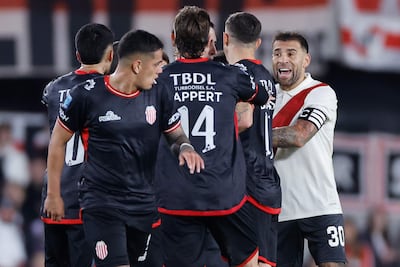Nicolás Otamendi (d) de River reacciona con jugadores de Barracas este sábado, en un partido de la Liga Argentina entre River Plate y Barracas Central en el estadio Monumental, en Buenos Aires (Argentina).