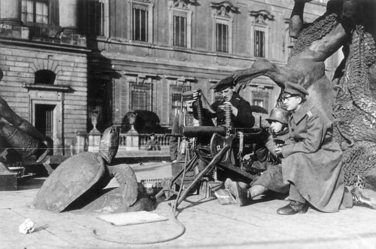Ametralladora de la Volksmarinedivision frente a la Fuente de Neptuno en el Palacio de Berlín, 24 de diciembre de 1918.