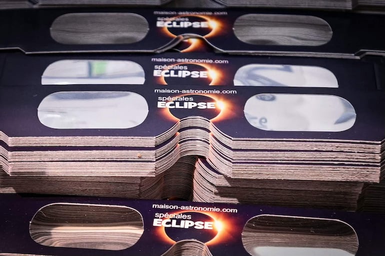 Esta fotografía muestra pilas de gafas para observar eclipses solares exhibidas en una tienda especializada en optometría comportamental, en París, el 11 de agosto de 2026, en vísperas de un eclipse solar parcial.