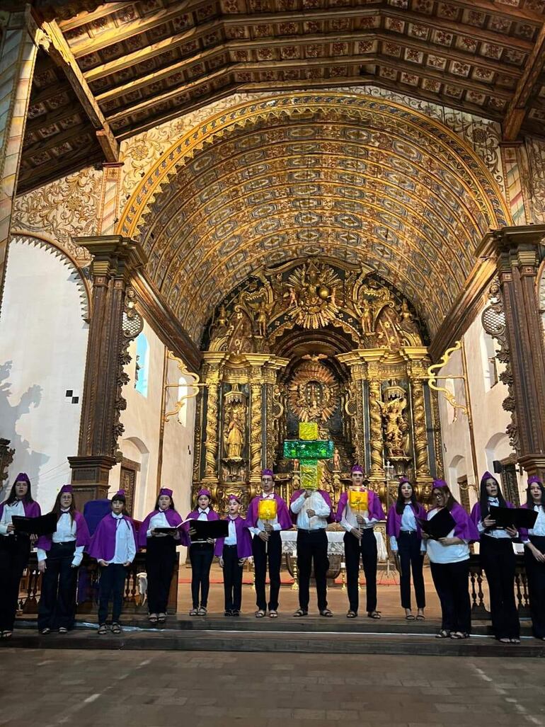 Los estacioneros de la Escuela  de Música Maestro Cecilio Valiente, bajo la dirección de Pedro Sosa, participaron con el "Ñembo'e Purahéi".