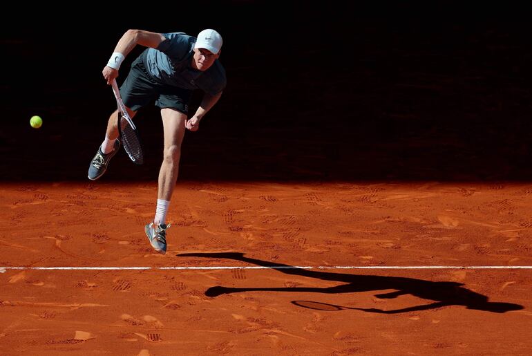 El tenista italiano Jannik Sinner durante el partido contra el francés Arthur Fils en las semifinales del Madrid Open en el Caja Mágica, en Madrid, España. 