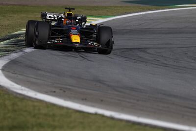 El holandés Max Verstappen de Red Bull Racing compite hoy, en el sprint previo al Gran Premio de Brasil de Fórmula 1, en el circuito de Interlagos, en Sao Paulo (Brasil).