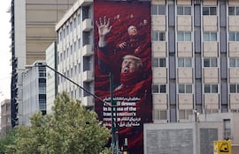 Una valla publicitaria antiestadounidense e israelí con el presidente de EE. UU., Trump, y el primer ministro israelí, Benjamin Netanyahu, en una calle de Teherán.