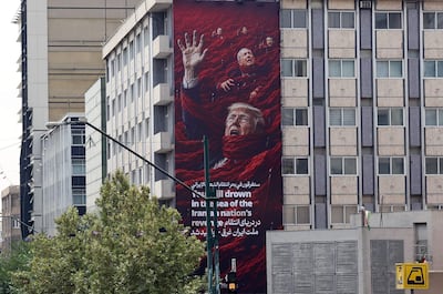 Un cartel publicitario con mensajes contra Estados Unidos e Israel, que muestra al presidente estadounidense Trump y al primer ministro israelí Benjamin Netanyahu, en una calle de Teherán, Irán, el 20 de julio de 2026. Estados Unidos continuó sus ataques contra Irán por novena noche consecutiva el 19 de julio, teniendo como objetivo "centros de mando militar, sistemas de defensa aérea, instalaciones de vigilancia costera, capacidades marítimas y plataformas de lanzamiento de misiles y drones", según anunció el Mando Central de EE. UU. (CENTCOM), en medio del conflicto persistente entre Irán y Estados Unidos por el estrecho de Ormuz.