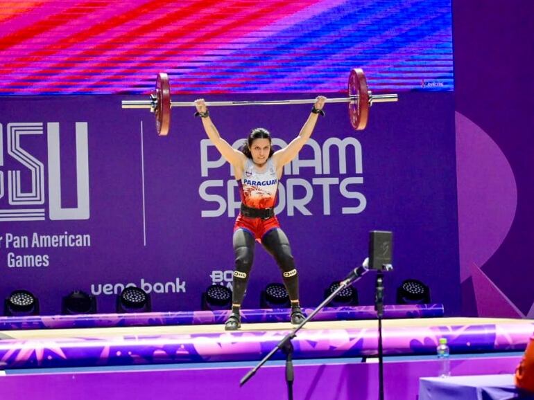 La paraguaya Violeta Magalí Martino durante el la competencia de Levantamiento de Pesas en los Juegos Panamericanos Junio Asunción 2025 en el estadio SND, Asunción, Paraguay.