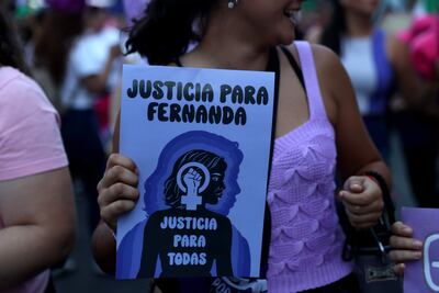  Una mujer sostiene un cartel durante una marcha como parte del Día Internacional de Eliminación de la Violencia contra la Mujer este martes, en Asunción (Paraguay). 