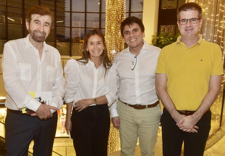 El Arq. Hilario Gómez Núñez, Monique Patri, Gustavo Piris y Esteban Gómez Núñez.